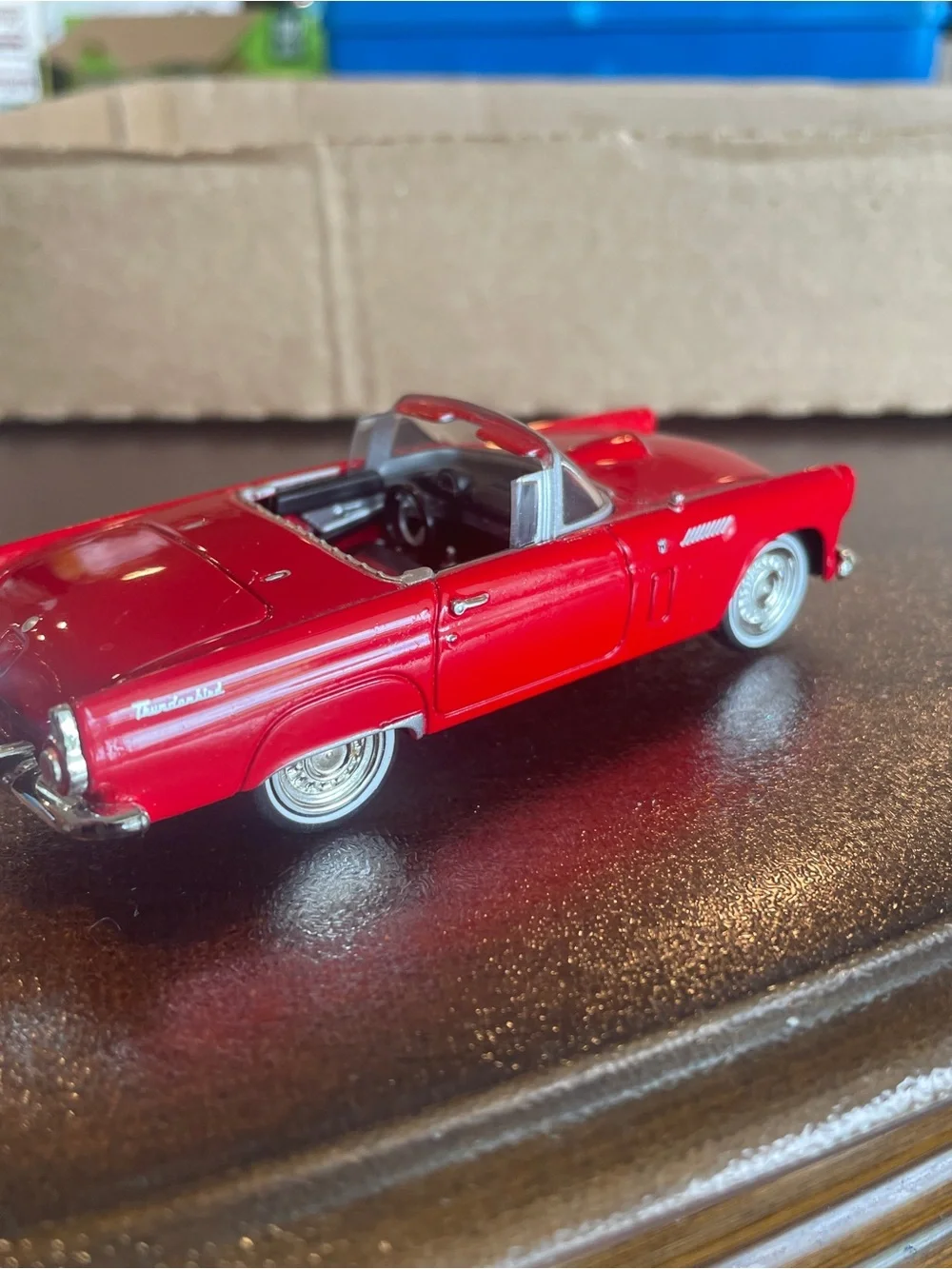 Motor Max 1956 Ford Thunderbird Diecast 1:43 Scale red